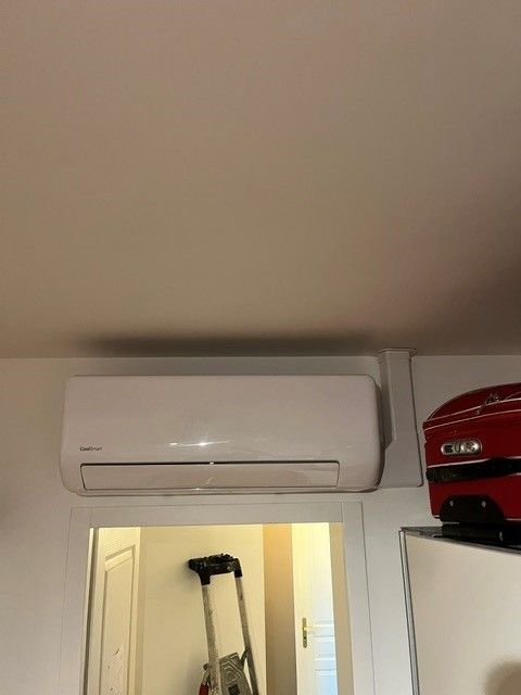 Module de pompe à chaleur au-dessus d'une porte