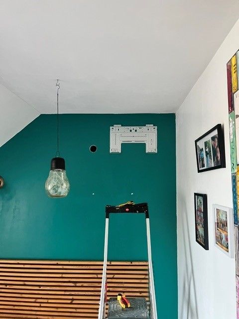 Support de fixation pour climatiseur dans une chambre