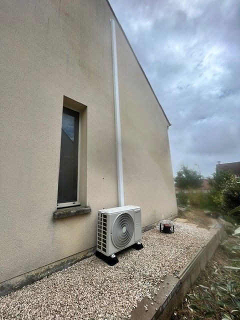 Module extérieur de pompe à chaleur installé le long d'une façade