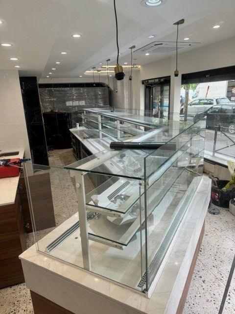 Vitrine réfrigérée dans un commerce de bouche