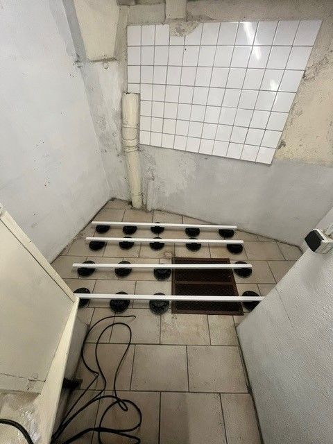 Pièce carrelée avec support de réfrigérateur