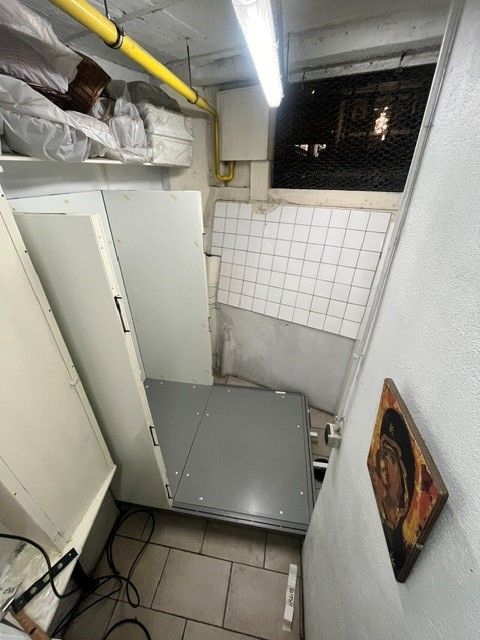 Pièce carrelée avec matériel frigorifique en cours d'installation