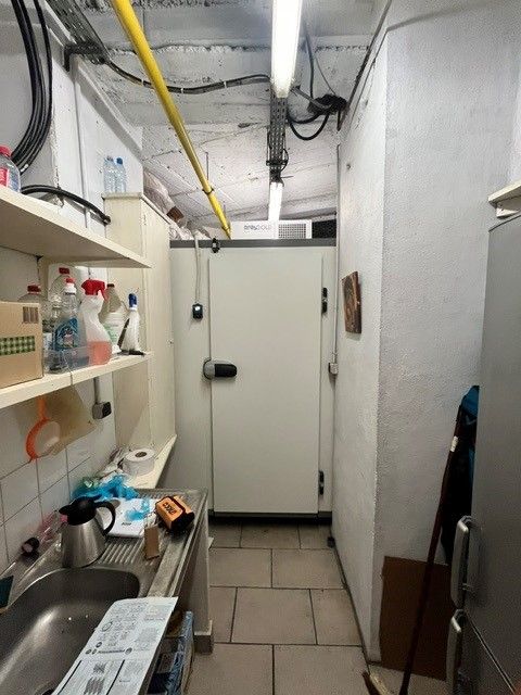 Chambre froide au fond d'une pièce