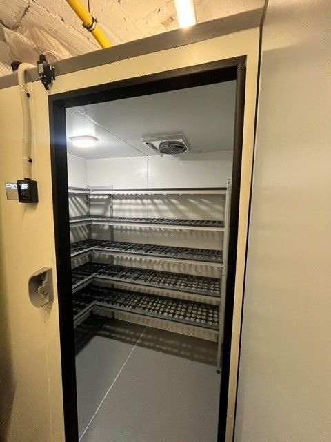 Chambre froide ouverte avec étagères métalliques