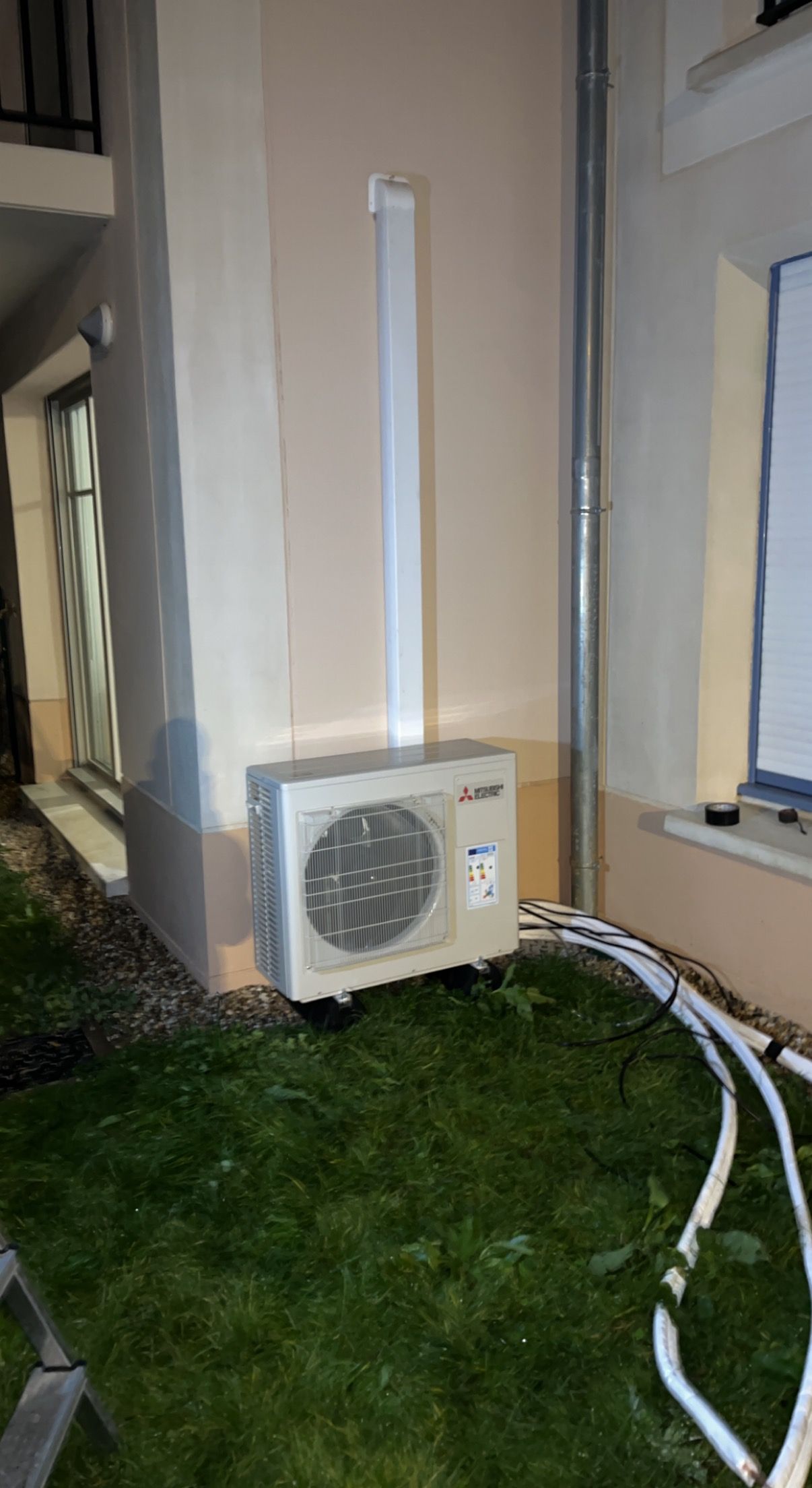 Unité extérieure d'une pompe à chaleur chez un particulier