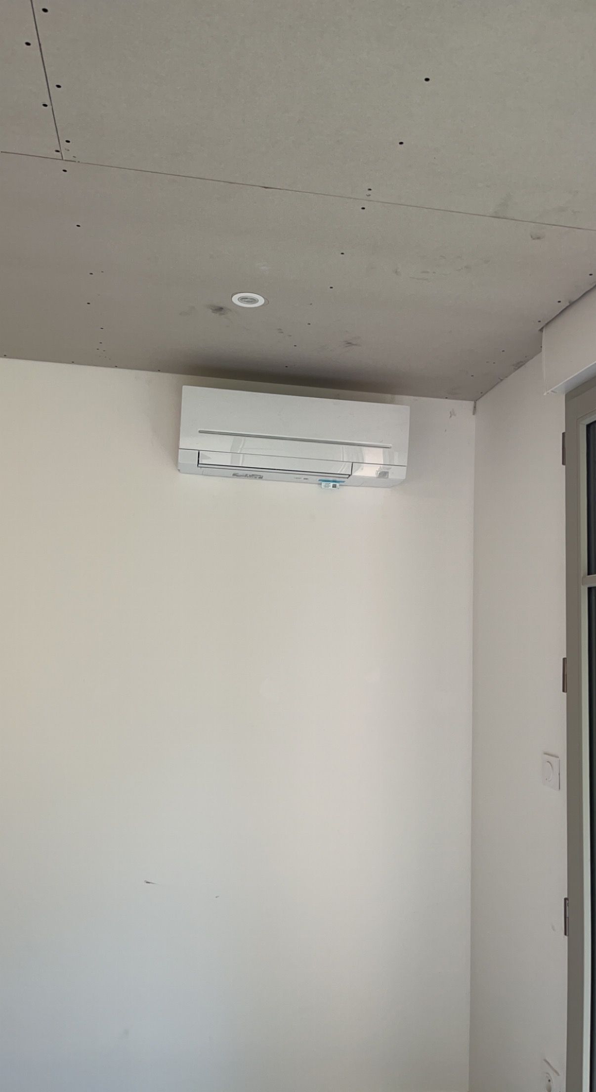 Mur blanc avec un climatiseur mural