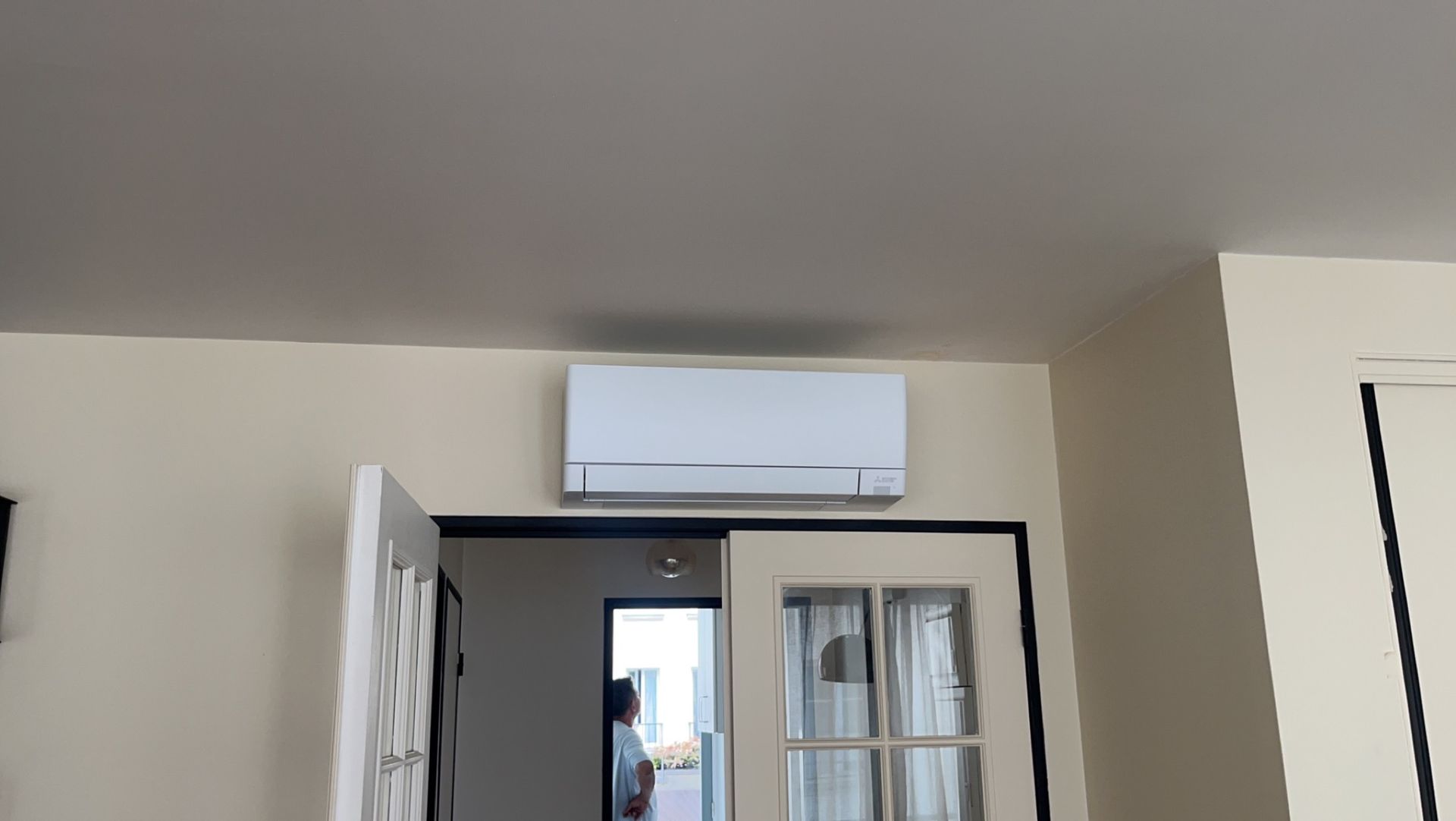 Clim murale blanche au-dessus d'une porte