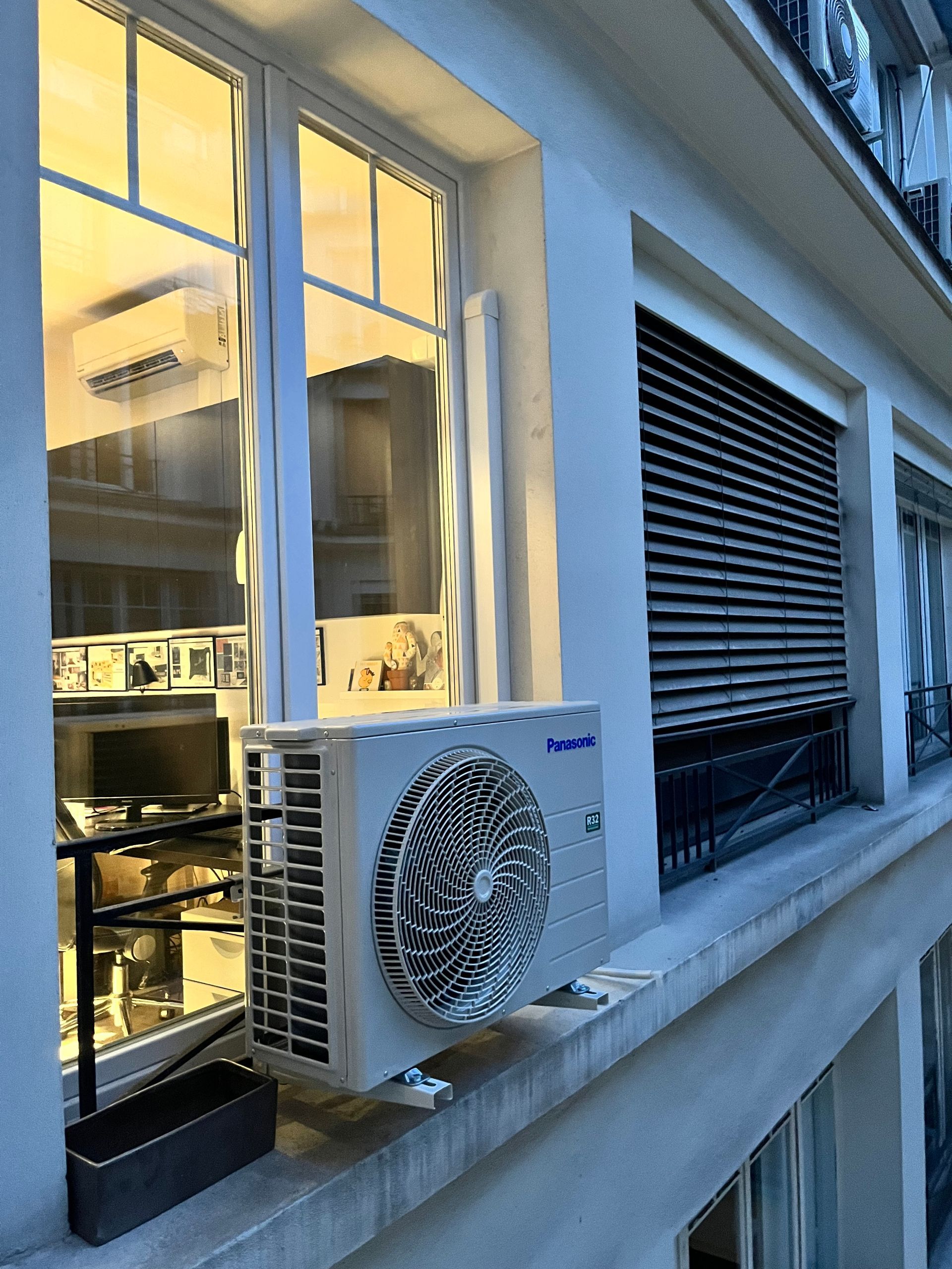 Pompe à chaleur Panasonic à la fenêtre d'un appartement