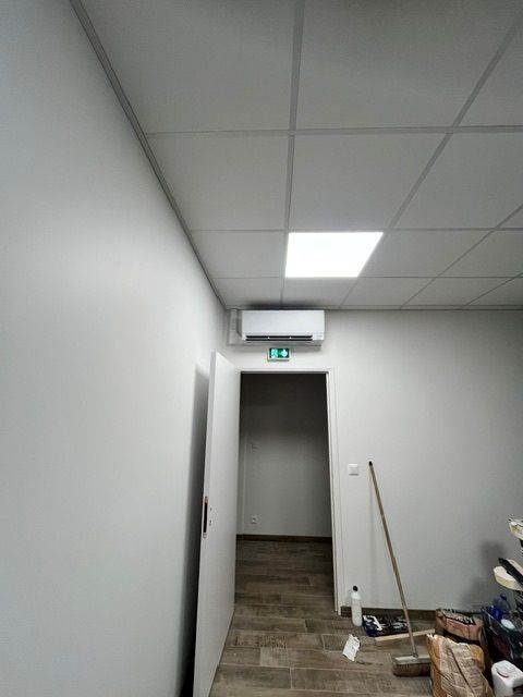 Climatiseur au-dessus d'une porte