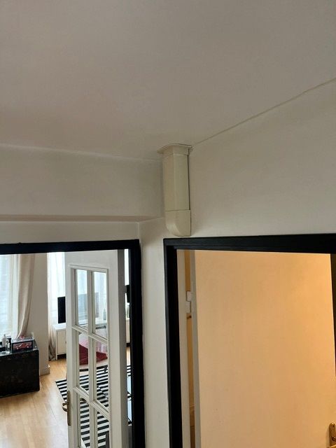 Installation de climatiseur - Gaine qui cache les tuyaux