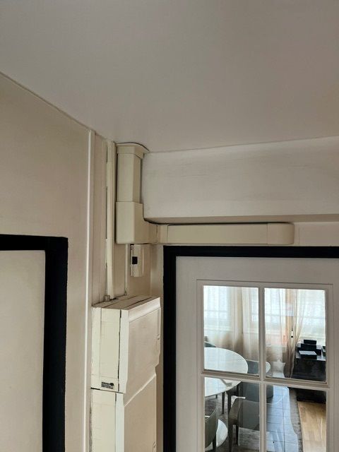 Gaine qui cache les tuyaux d'un climatiseur réversible