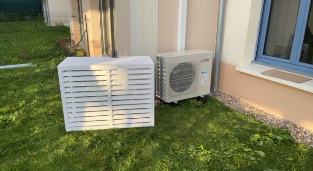 Coffre en bois pour cacher l'unité extérieure de la pompe à chaleur