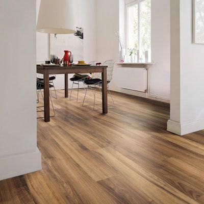 Sol en bois dans une salle à manger lumineuse avec une table, des chaises et une fenêtre.
