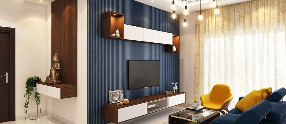 Salon moderne avec mur bleu, télévision et canapé d'angle avec fauteuil jaune.