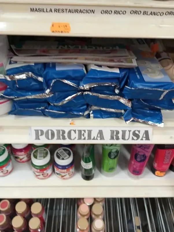 Un estante con un cartel que dice porcelana rusa