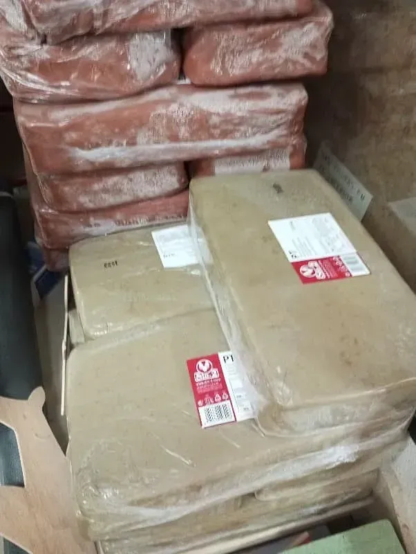 Una pila de cajas de cartón apiladas una encima de otra.