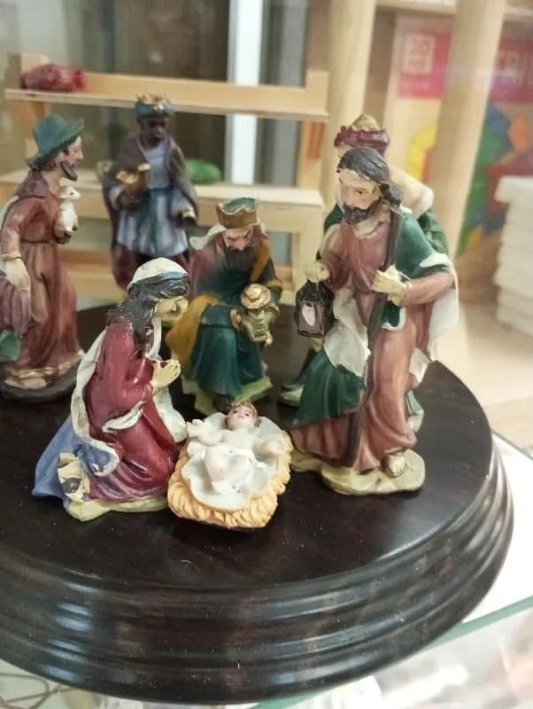 Un belén está expuesto sobre una mesa