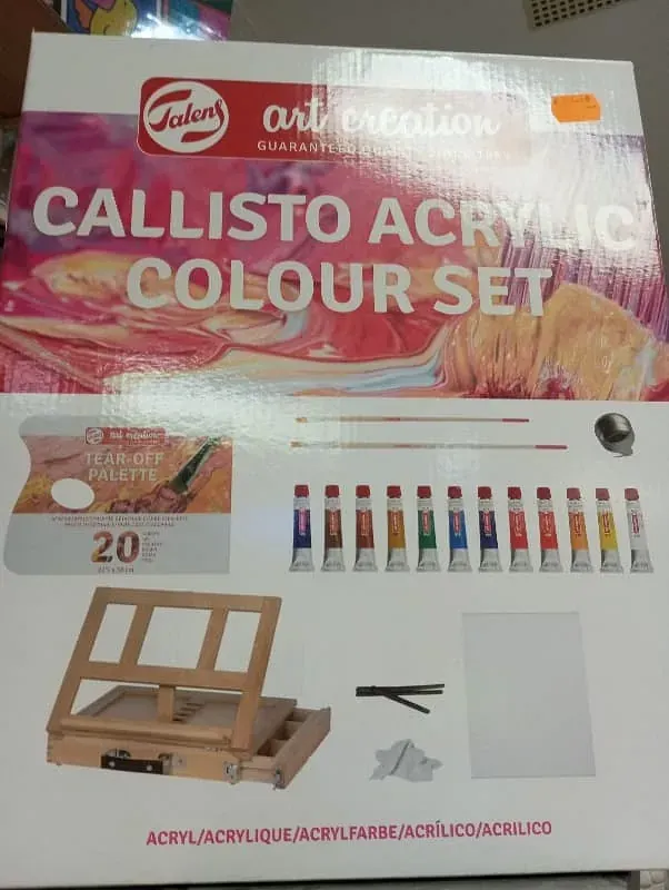 Una caja de colores acrílicos Callisto.