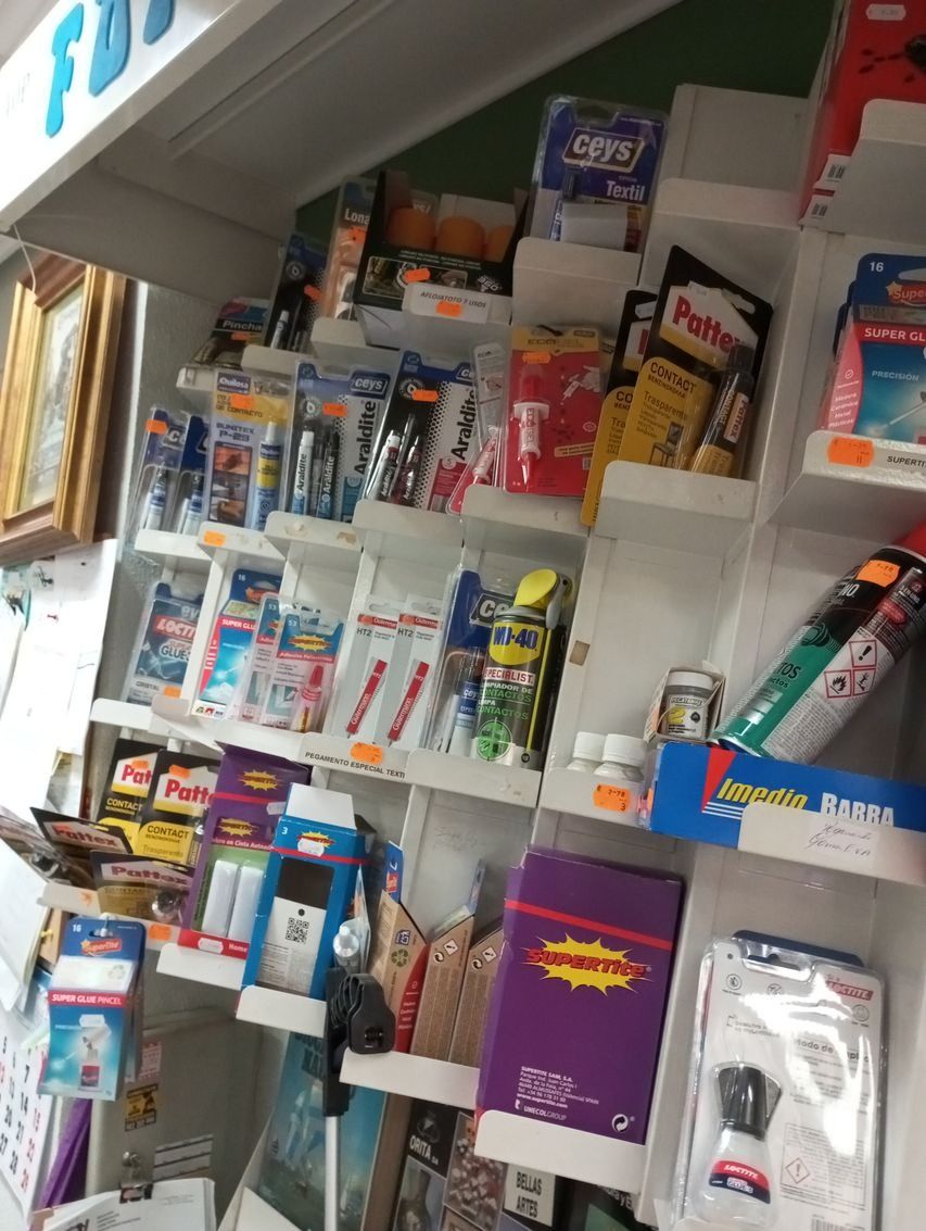 Un estante de tienda lleno de muchos productos de limpieza