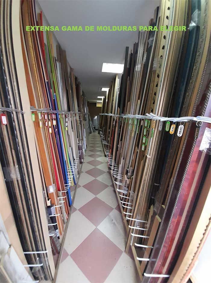 Un largo pasillo lleno de muchos trozos de madera.