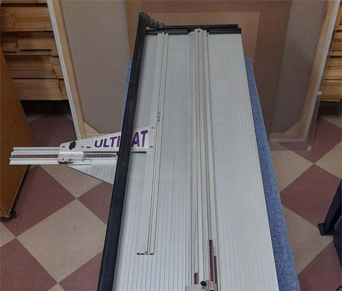 Una máquina de corte con la palabra ultimate escrita en ella