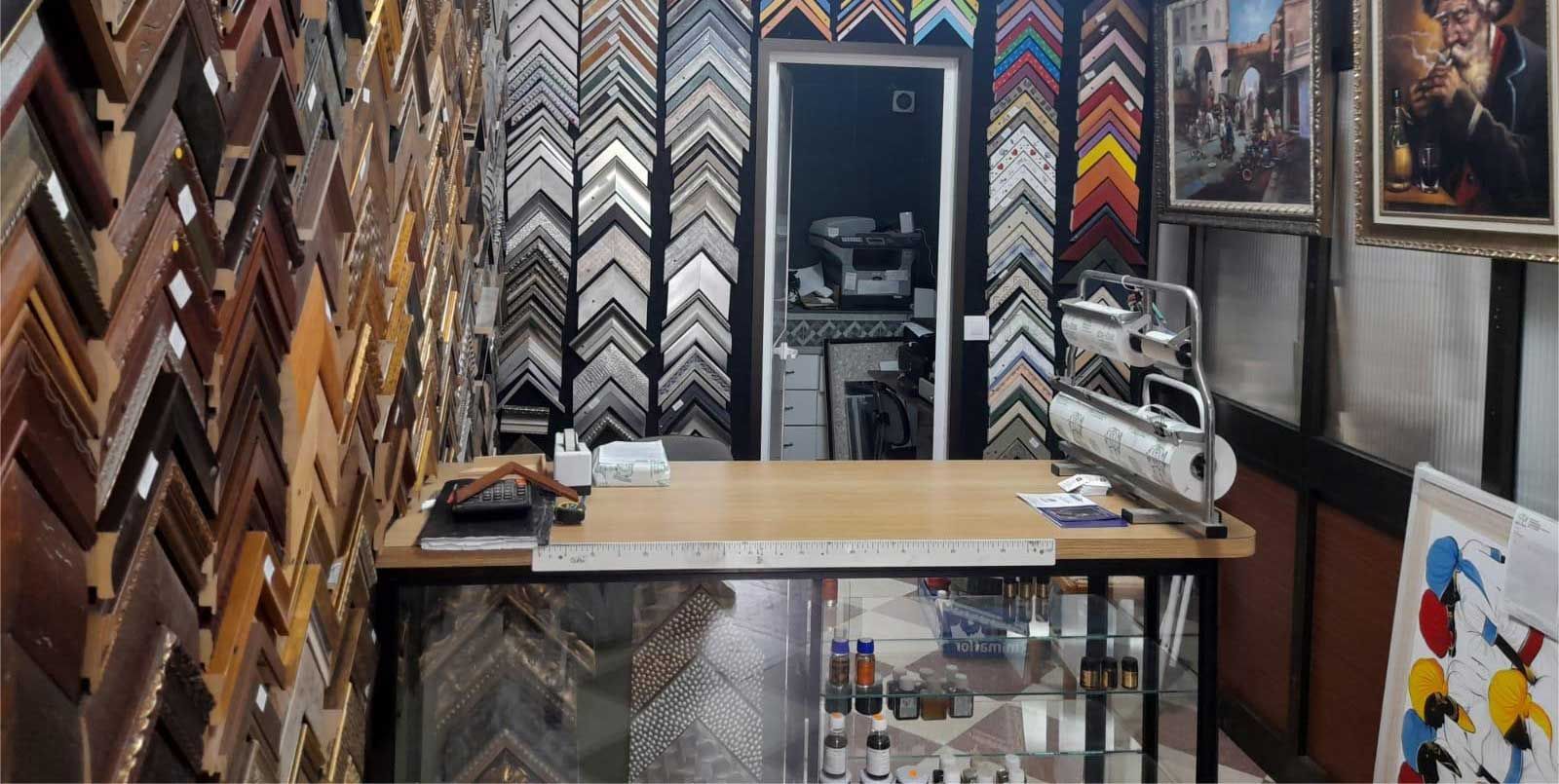 Hay muchos tipos diferentes de marcos en esta sala.