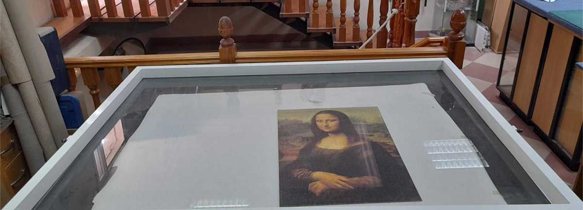 Un cuadro de una mujer sentada encima de una mesa de cristal.