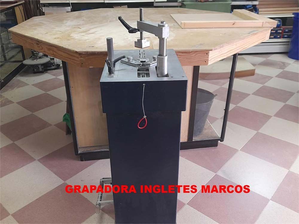 Una máquina que dice grapadora ingleses marcos