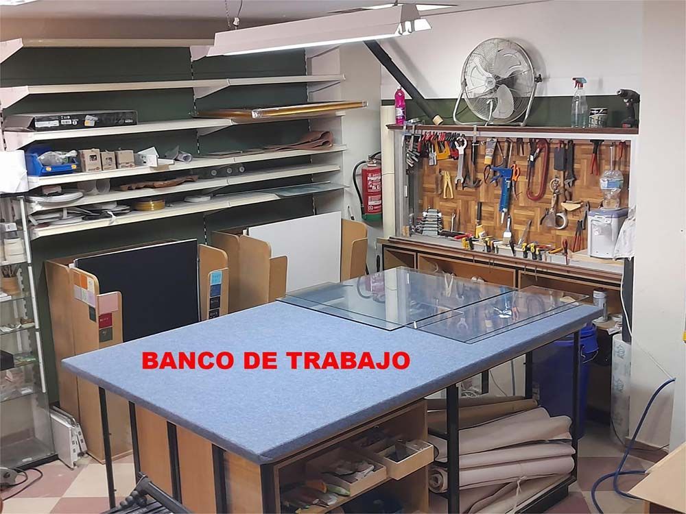 Banco de trabajo está escrito en una mesa azul en un taller.
