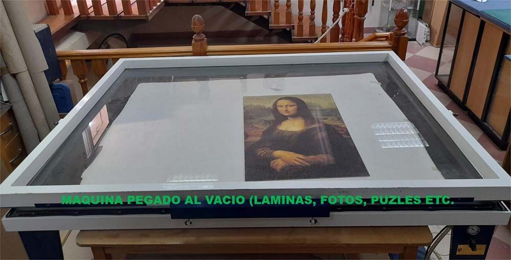 Una mesa con una imagen de Mona Lisa.