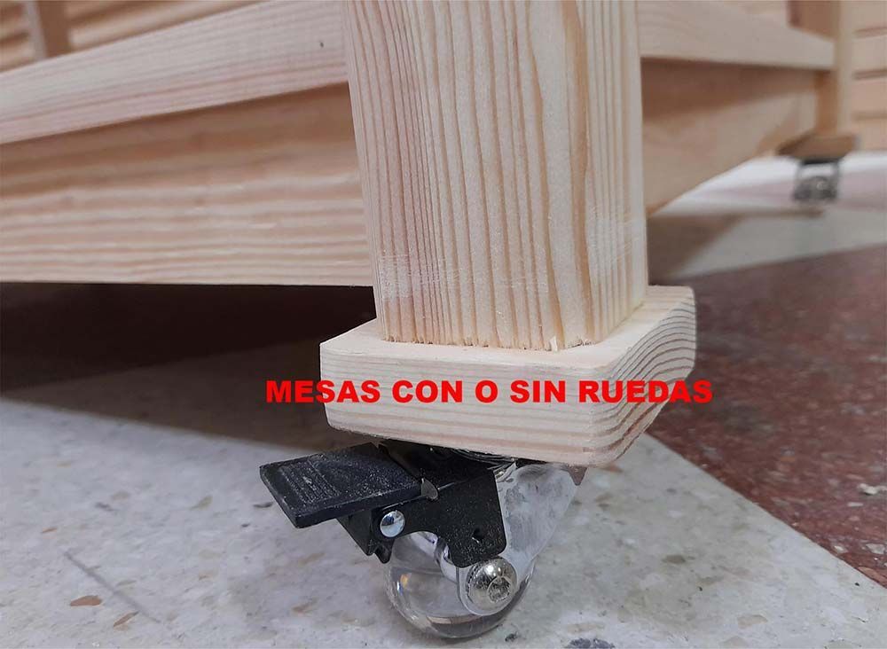 Un primer plano de una mesa de madera con ruedas.