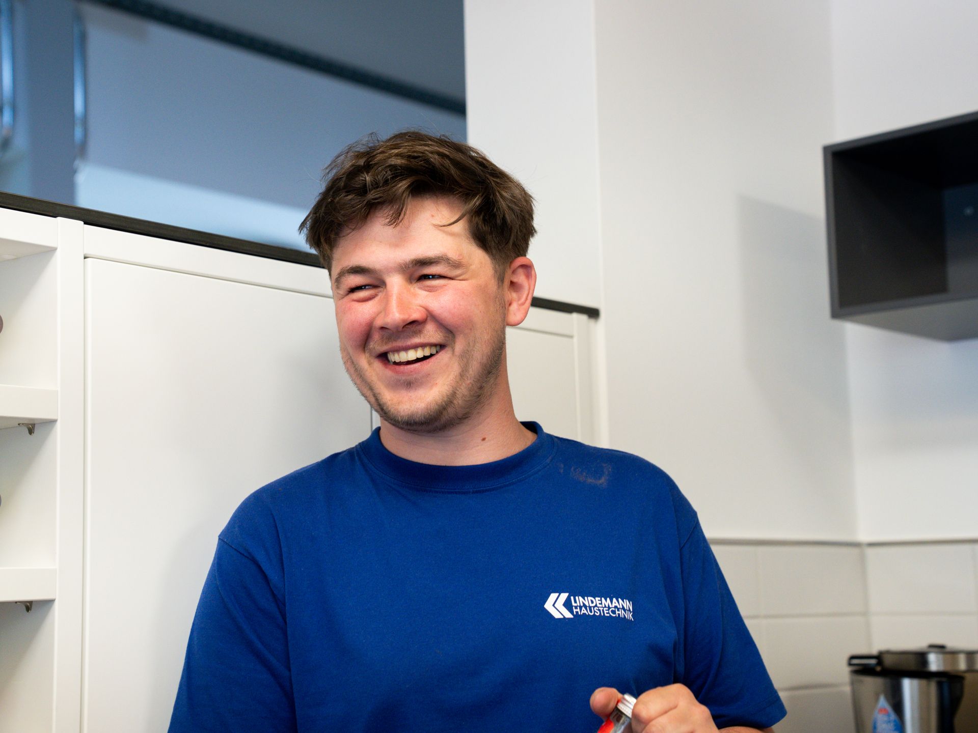 Ein Mann, der ein blaues Hemd mit dem Wort „Gewerkschaft“ darauf trägt