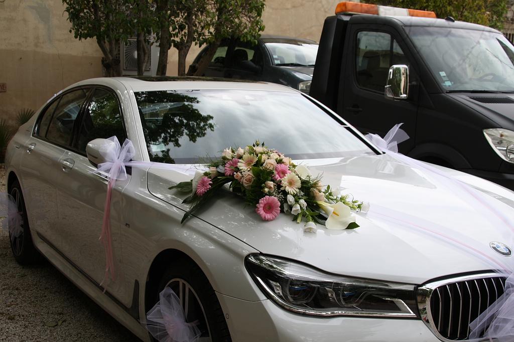 Décoration florale voiture des mariés