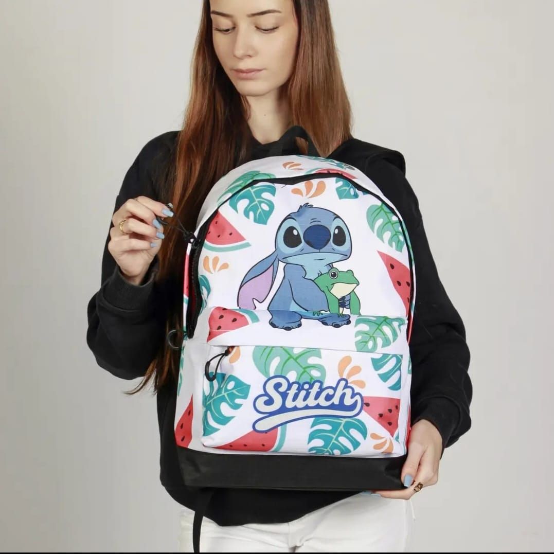 Una mujer sostiene una mochila con una puntada.