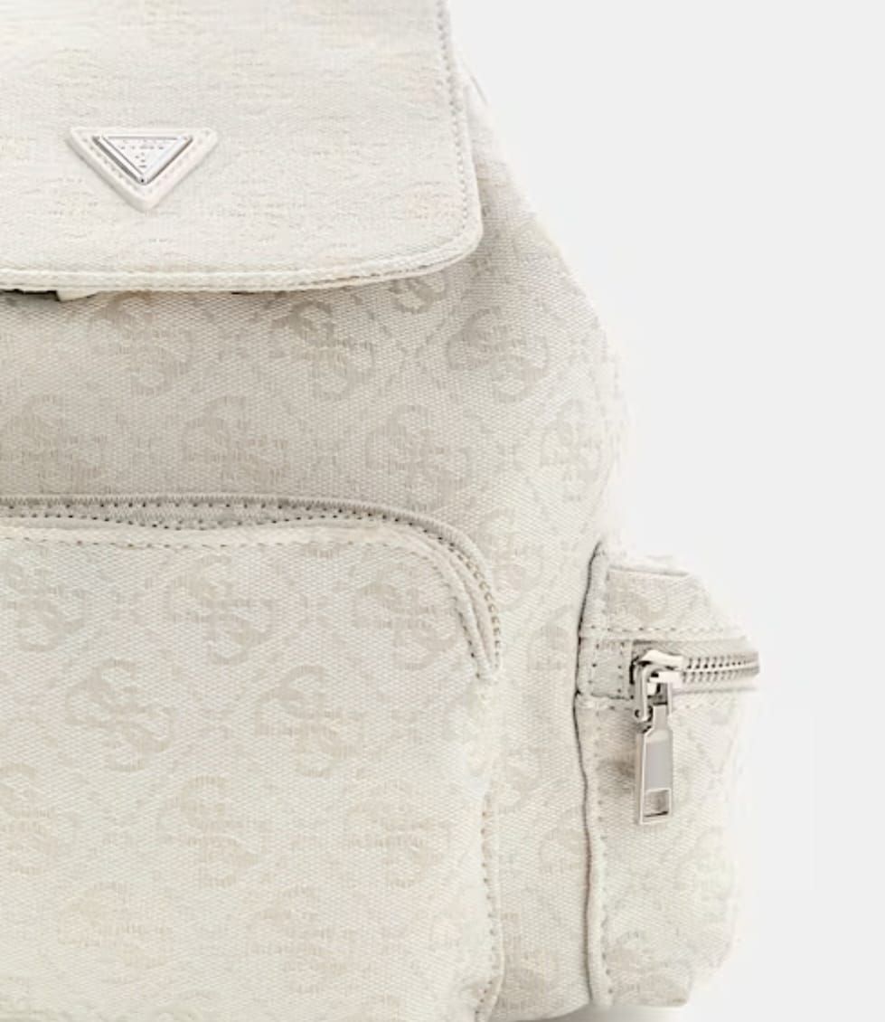 Un primer plano de una mochila Guess blanca con cremallera.