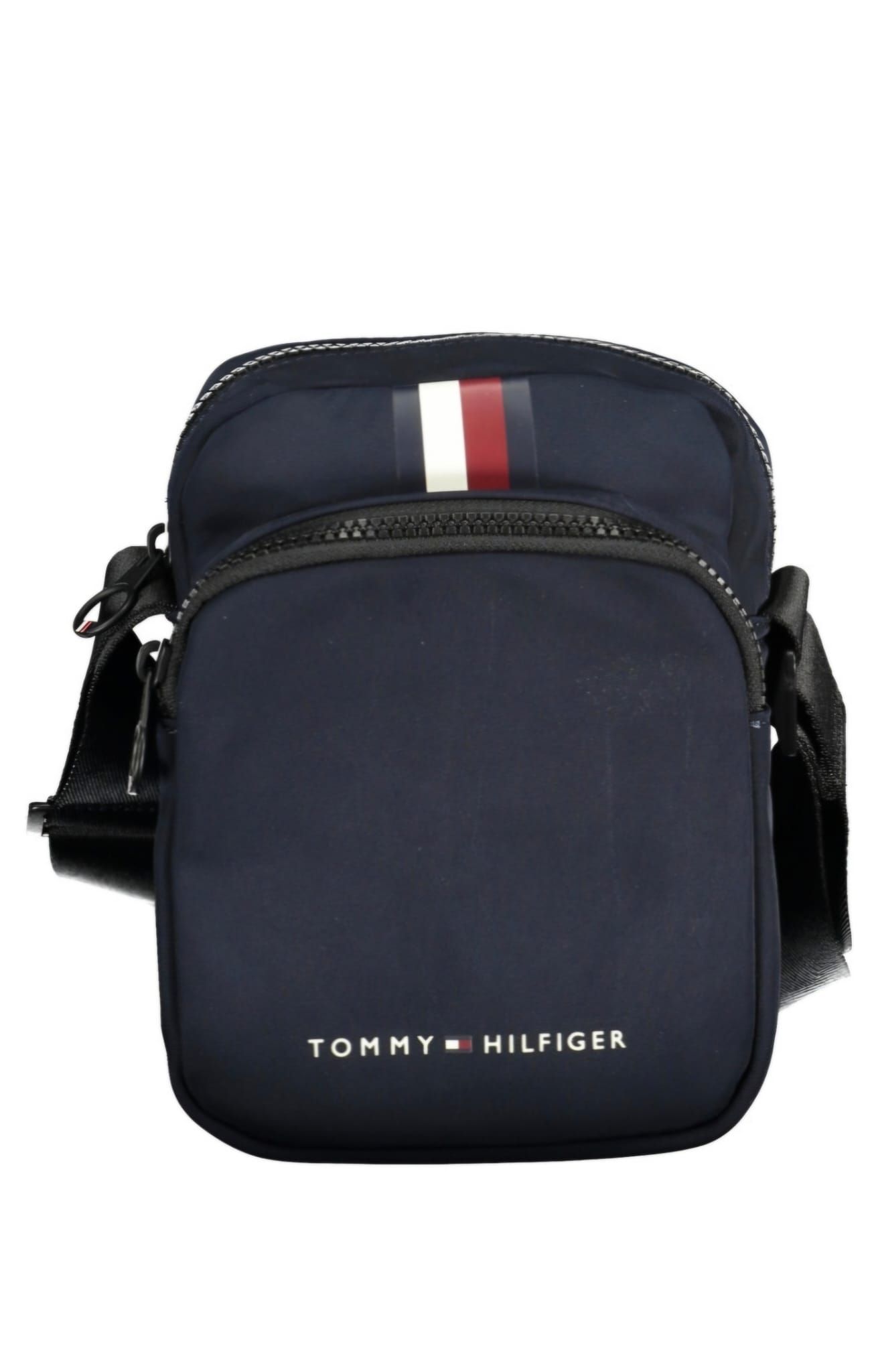 Un bolso mensajero Tommy Hilfiger azul con una correa negra sobre un fondo blanco.