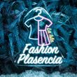 Un letrero de neón que dice moda plasencia con un vestido en una percha.