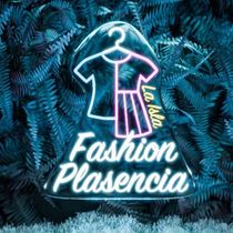 Un letrero de neón que dice moda plasencia con un vestido en una percha.