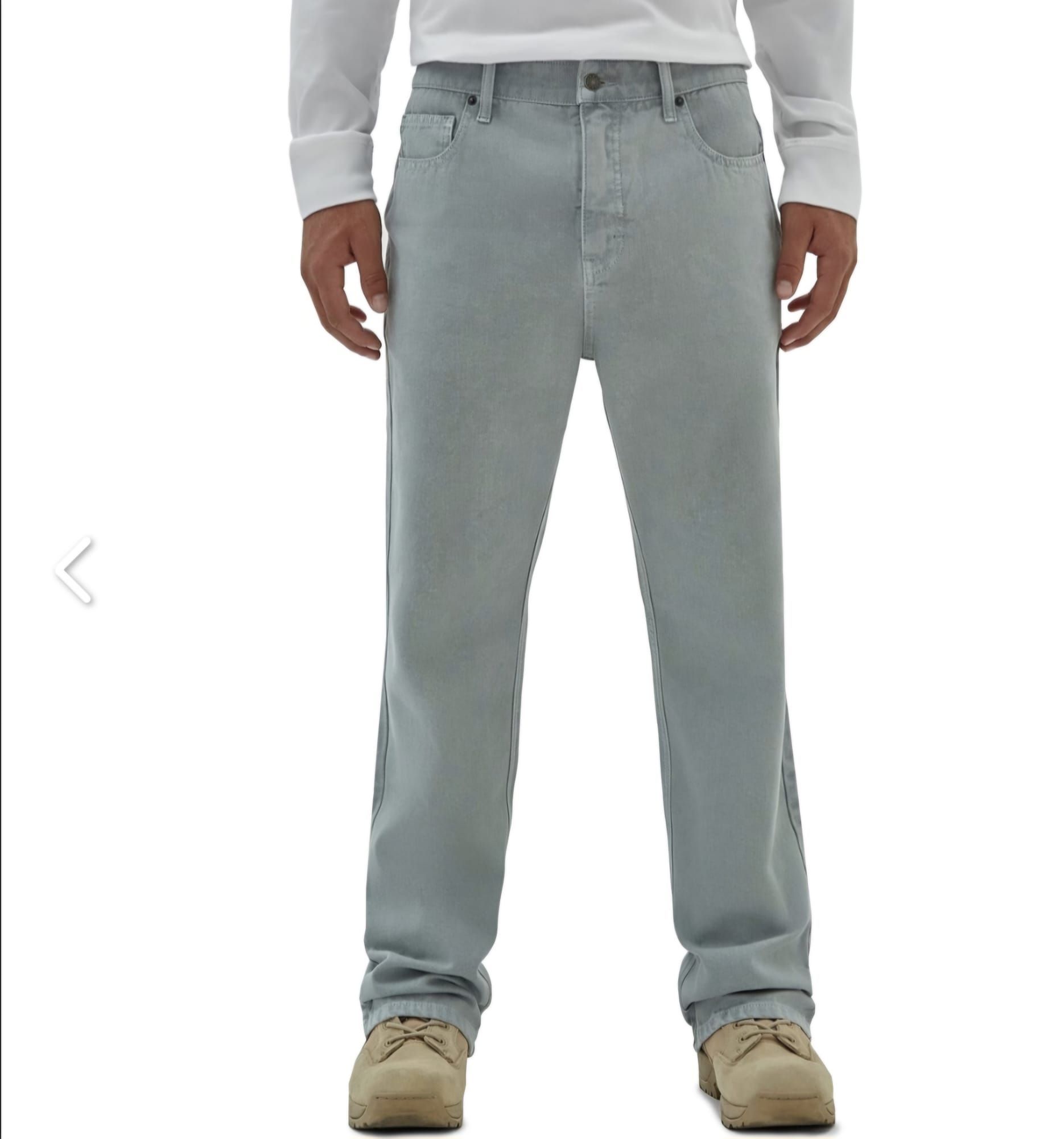 Un hombre que llevaba una camisa blanca y jeans azul claro.