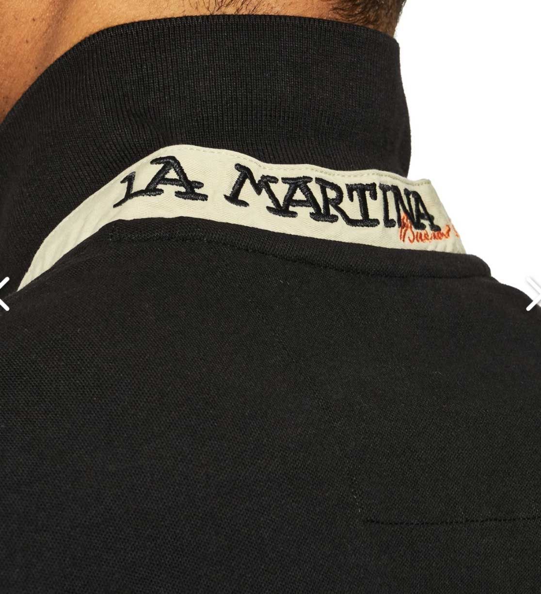 Un hombre lleva una camisa negra de La Martina.