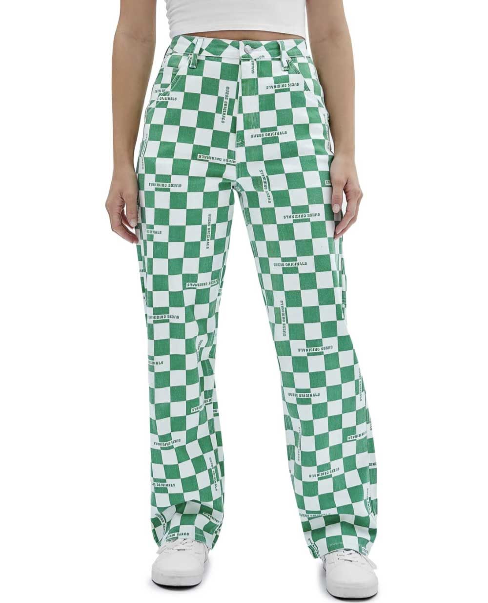 Una mujer lleva un par de pantalones a cuadros verdes y blancos.