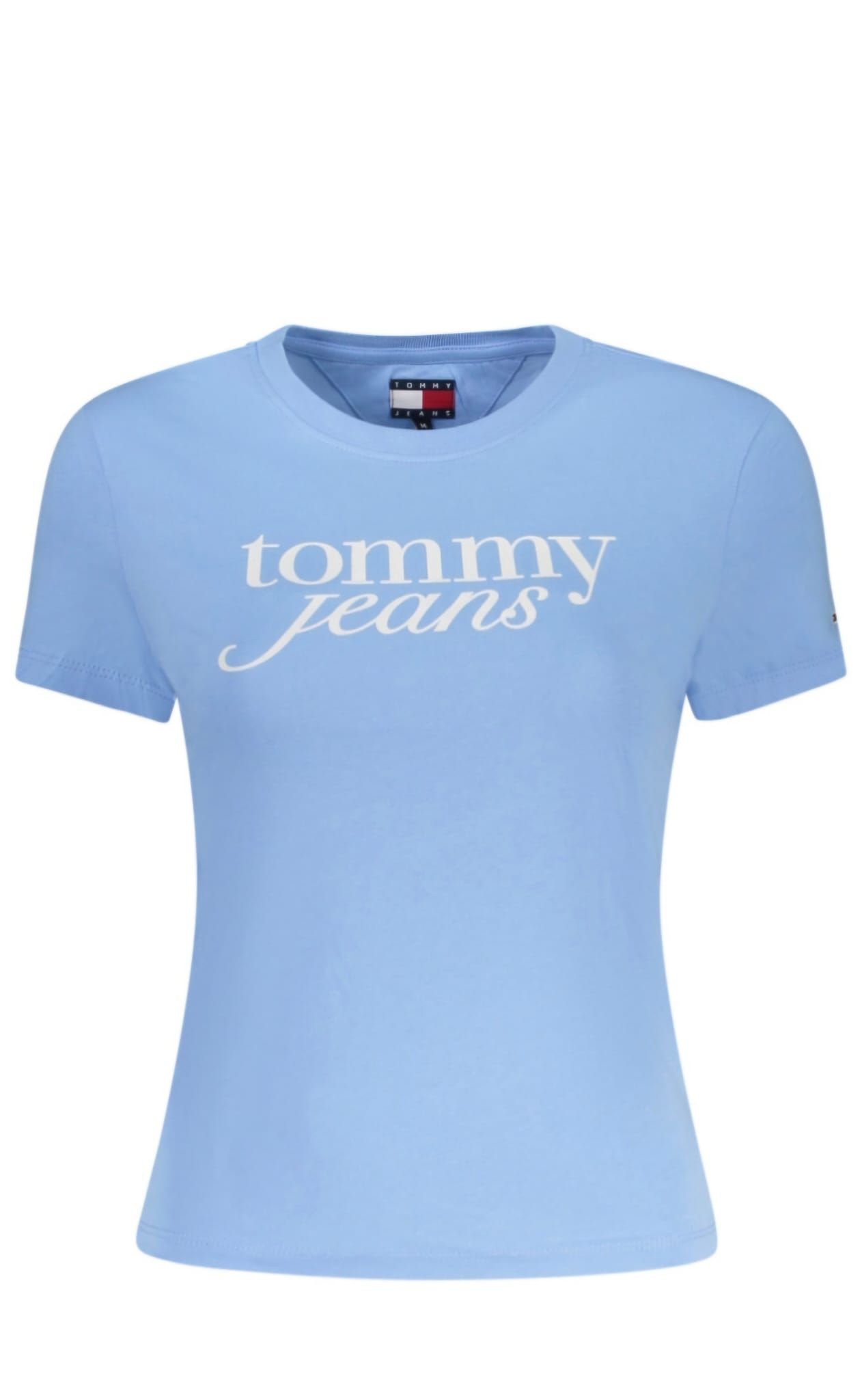 Una camiseta Tommy Jeans azul claro sobre un fondo blanco.