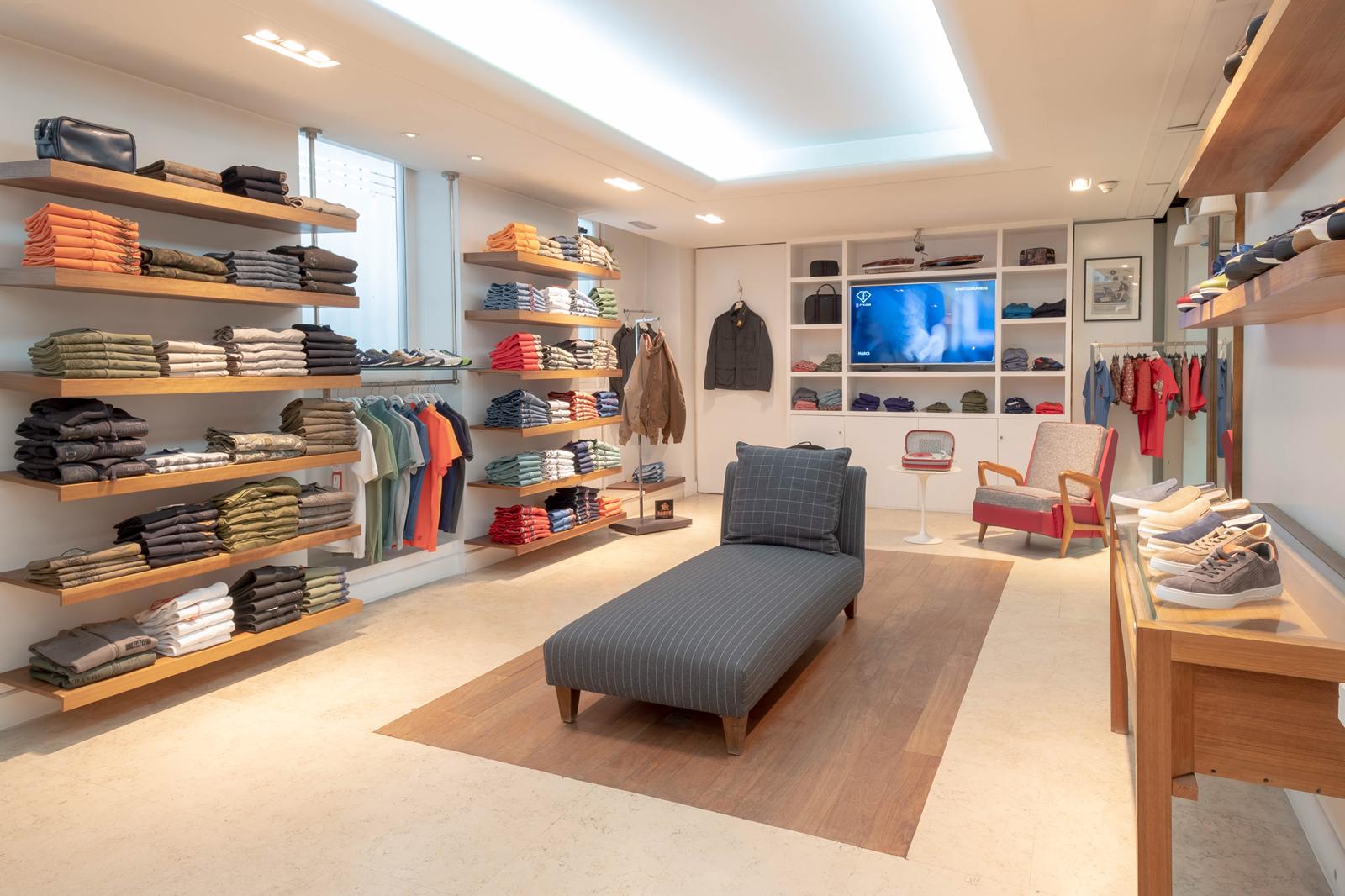 Intérieur de magasin lumineux