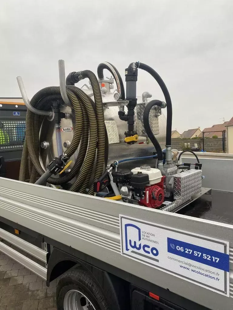 Camion transportant un système de vidange