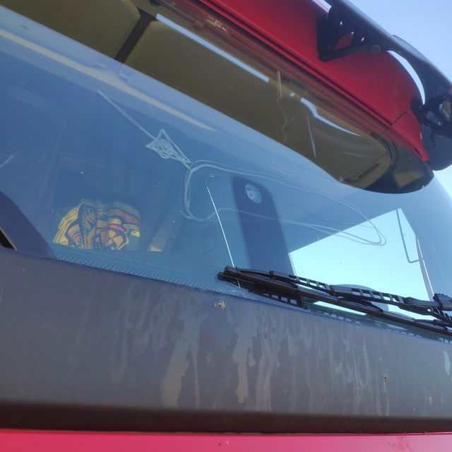 Un primer plano del parabrisas de un automóvil con una pegatina.