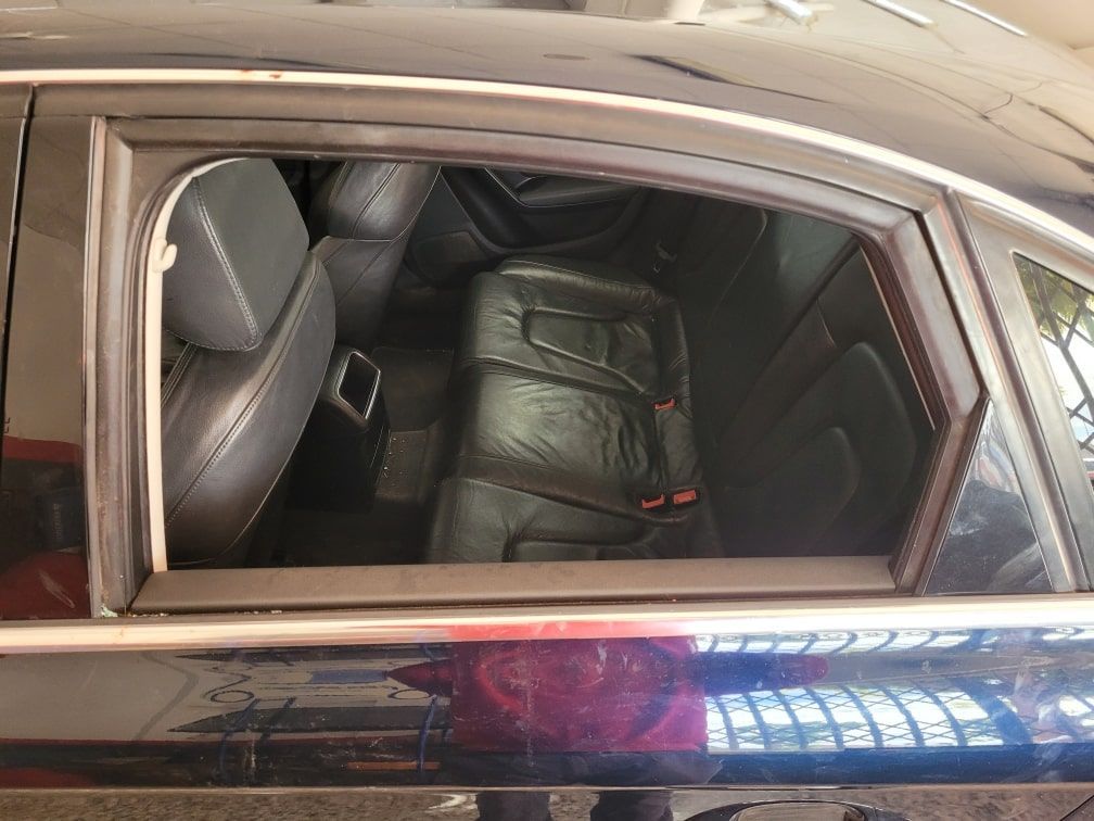 El asiento trasero de un coche negro con la ventana abierta