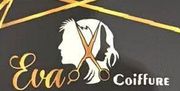 Un logo pour un salon de coiffure avec une tête de femme et des ciseaux.