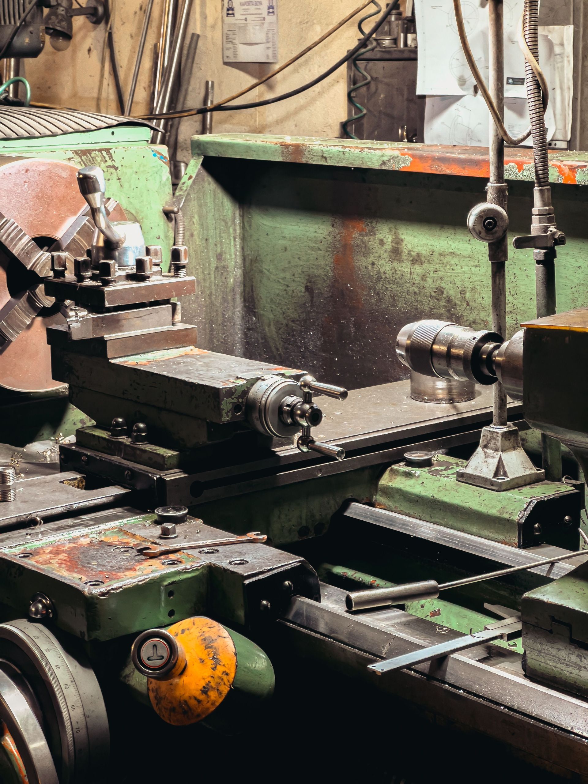 Tour à métaux industriel avec pièce rotative et outil de coupe dans un atelier