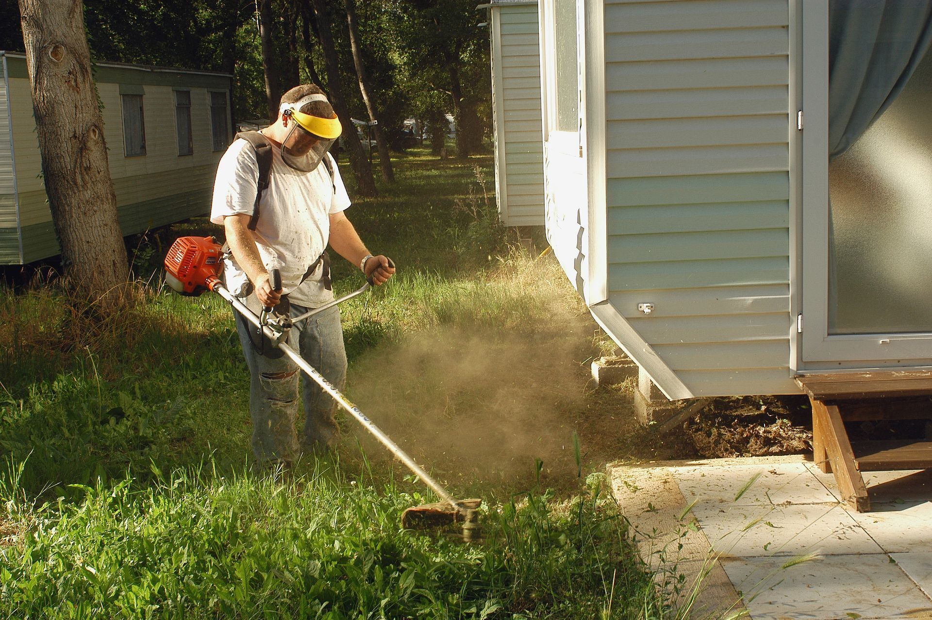 Passage d'un ouvrier avec débroussailleuse
