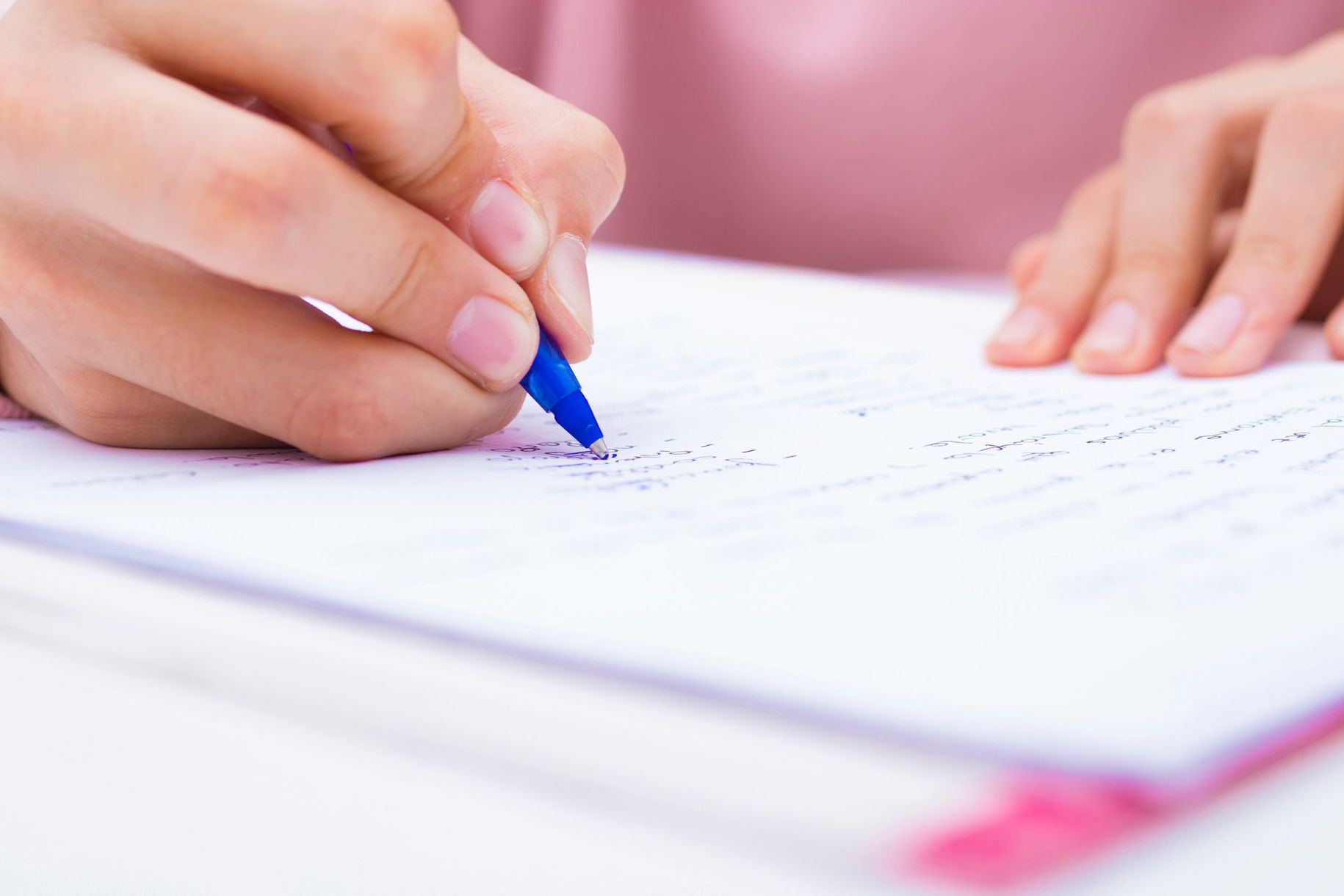 Annotations au stylo bleu sur une feuille